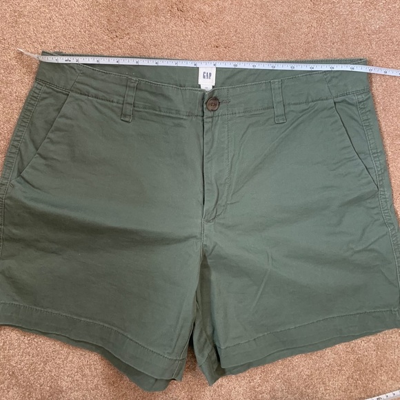 Gap Army Green Khaki 5” shorts - Picture 3 of 4